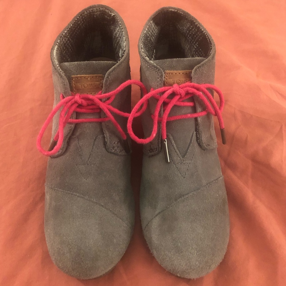 💝 TOMS 7.5 Grey Wedge Booties Suede 💝